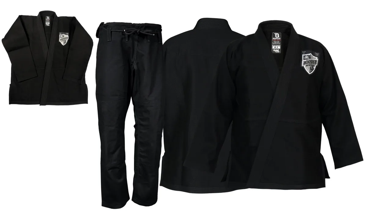 Мъж, облечен в черно BJJ кимоно Booster V 2 PRO SHIELD BLACK, позира в бойна стойка, показвайки логото на гърдите.