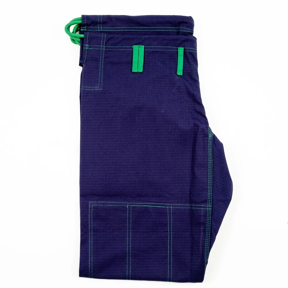 Детайлен изглед на панталона на Booster BJJ V 2 PRO SHIELD BLUE, акцентиращ върху рипстоп материята и подсилените колена.