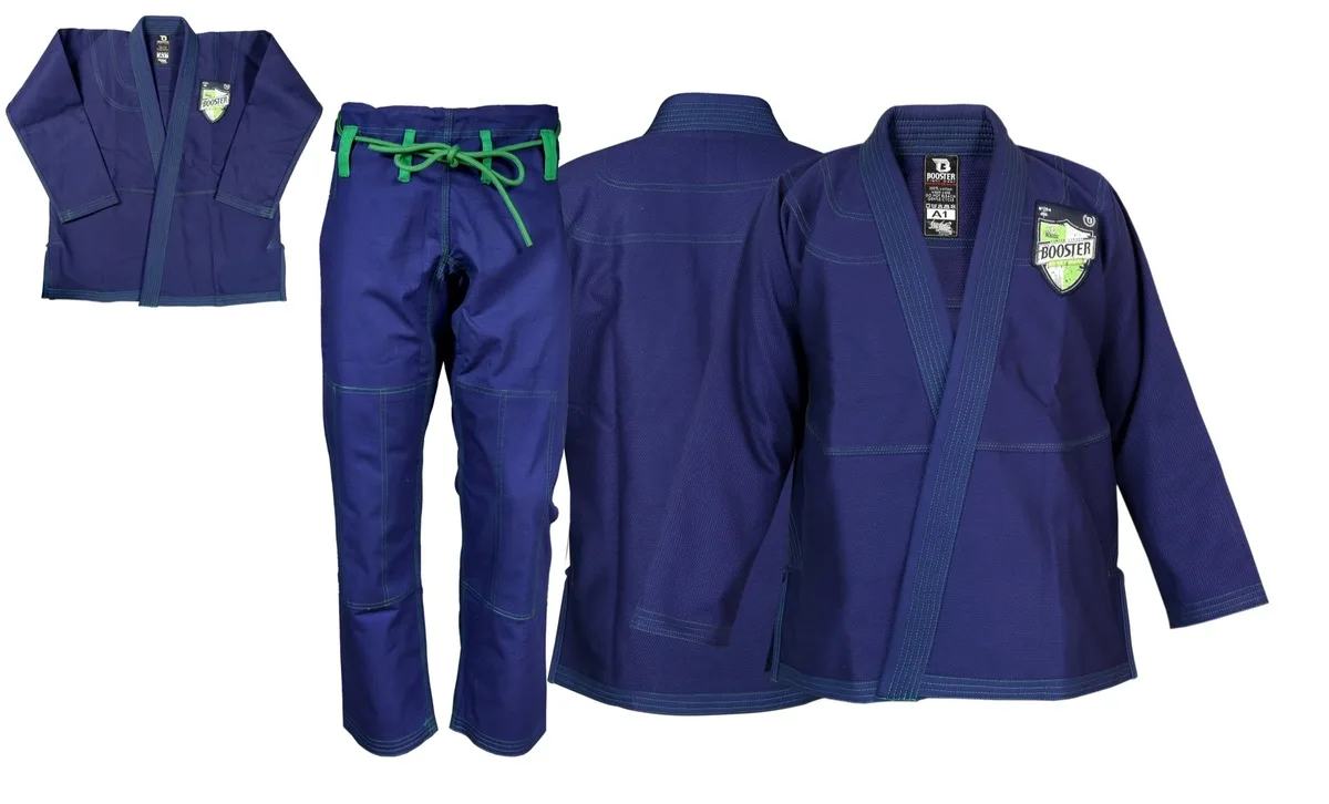 Мъж с кимоно Booster BJJ V 2 PRO SHIELD BLUE в изправена позиция, показващо цялостния вид на екипа.