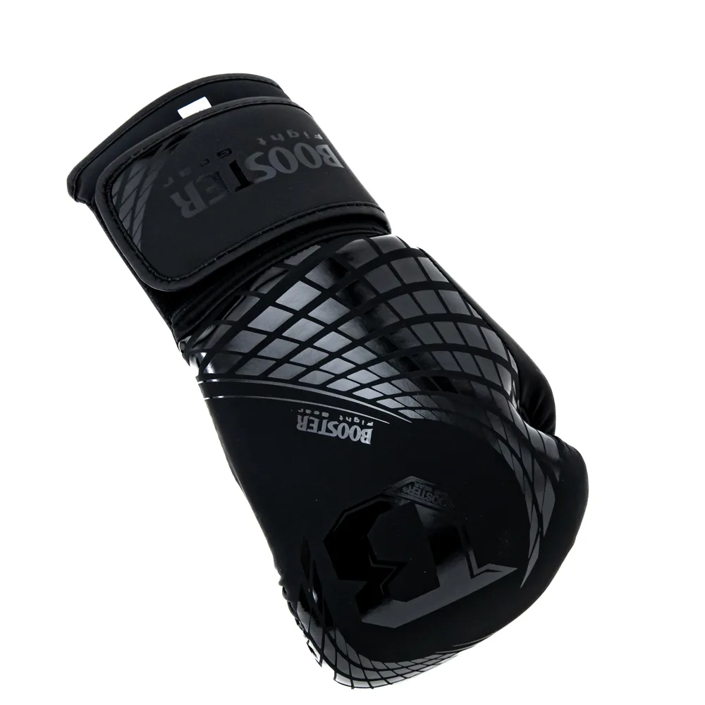 Близък план на логото на Booster Fight Gear върху ръкавицата
