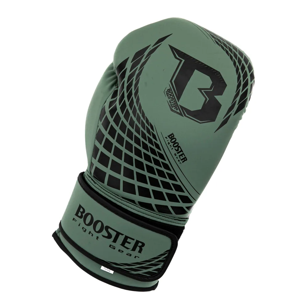 Групова снимка на зелените боксови ръкавици Booster Cube, показваща чифт, вероятно в различен ъгъл или на фон.