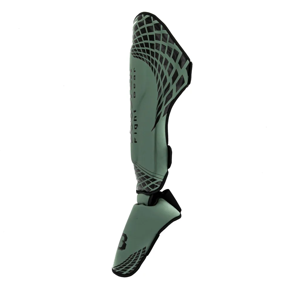Зелени протектори за крака Booster CUBE SHINGUARD, показани отпред