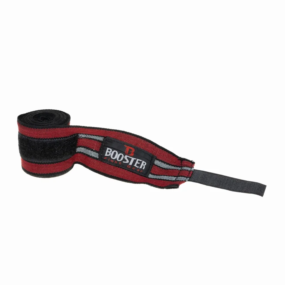 Детайлен изглед на закопчалката с велкро и изтъканото лого на Booster Fight Gear върху черните бинтове BPC RETRO.
