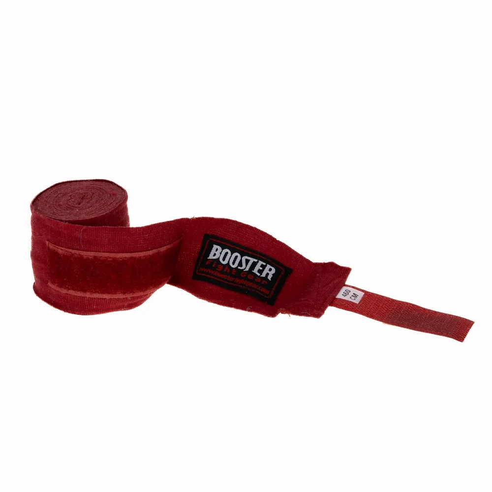 Детайлен изглед на логото на Booster Fight Gear, пришито върху бинтовете BPC WINE RED, подчертаващ качеството и марката.
