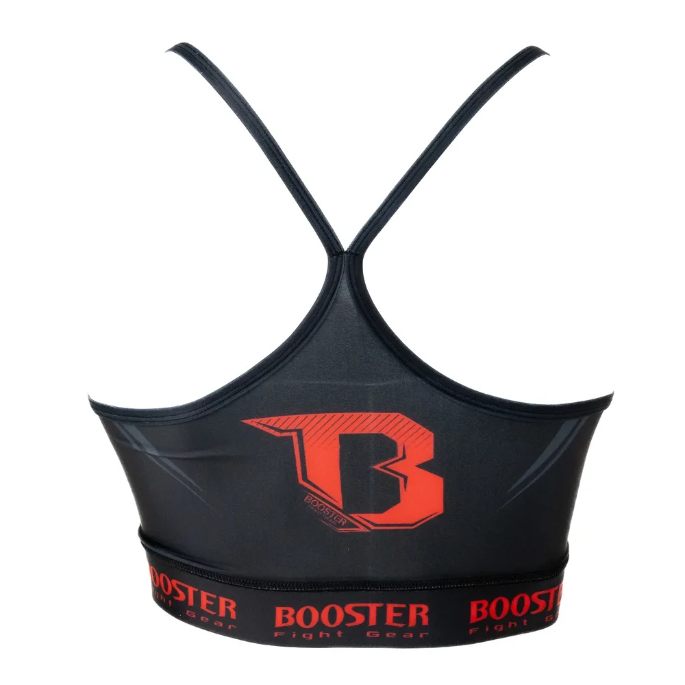 Детайлен изглед на логото на Booster Fight Gear върху червения топ
