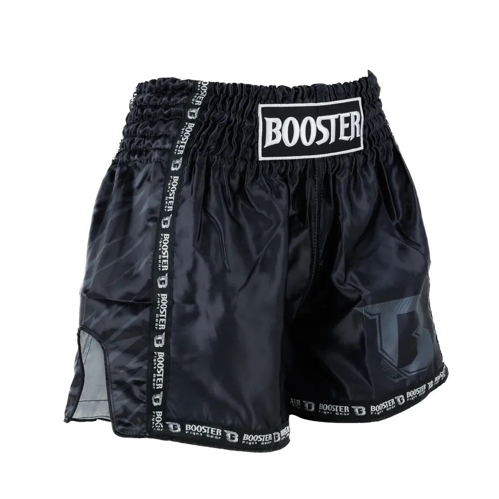 Шорти за муай тай Booster Combat Series 4 отстрани, показващи страничните цепки за свобода на движение