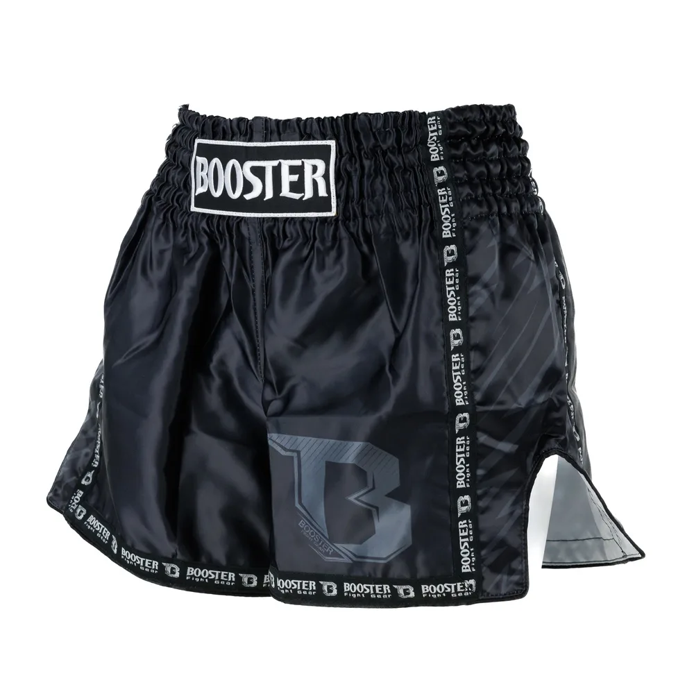 Заден изглед на черни шорти Booster Combat Series 4, подчертаващ логото на марката