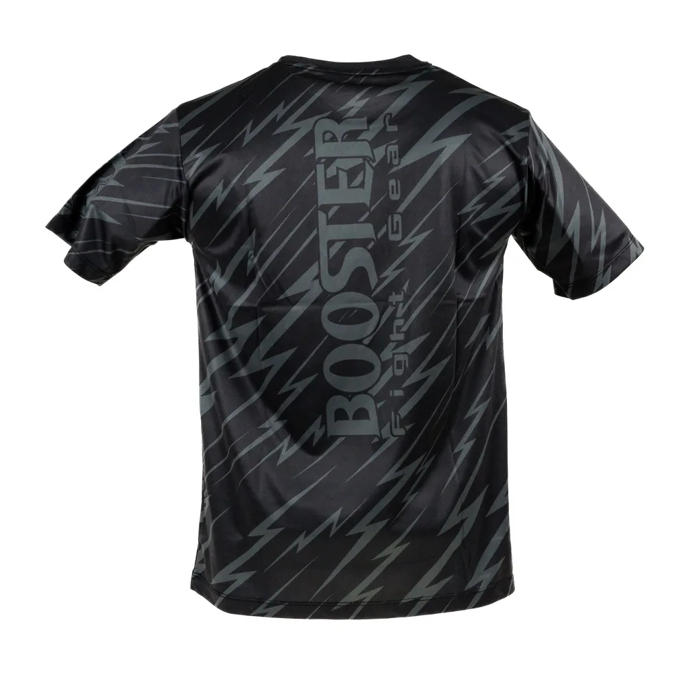 Дете позира с черна тениска Booster Combat series 4 TS с жълти светкавици на спортен фон