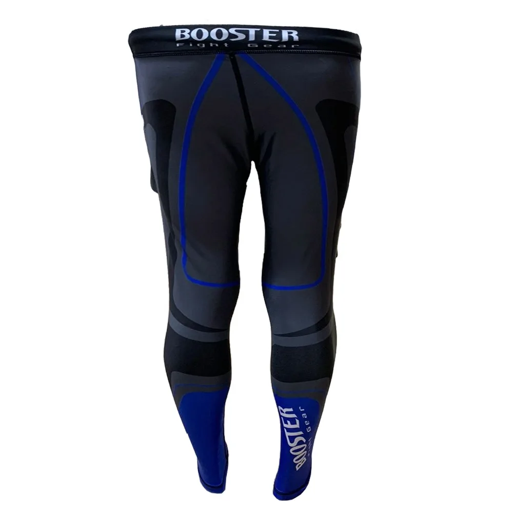 Мъж с черен клин Booster DELTA 2 SPATS в бойна поза, демонстриращ свобода на движение