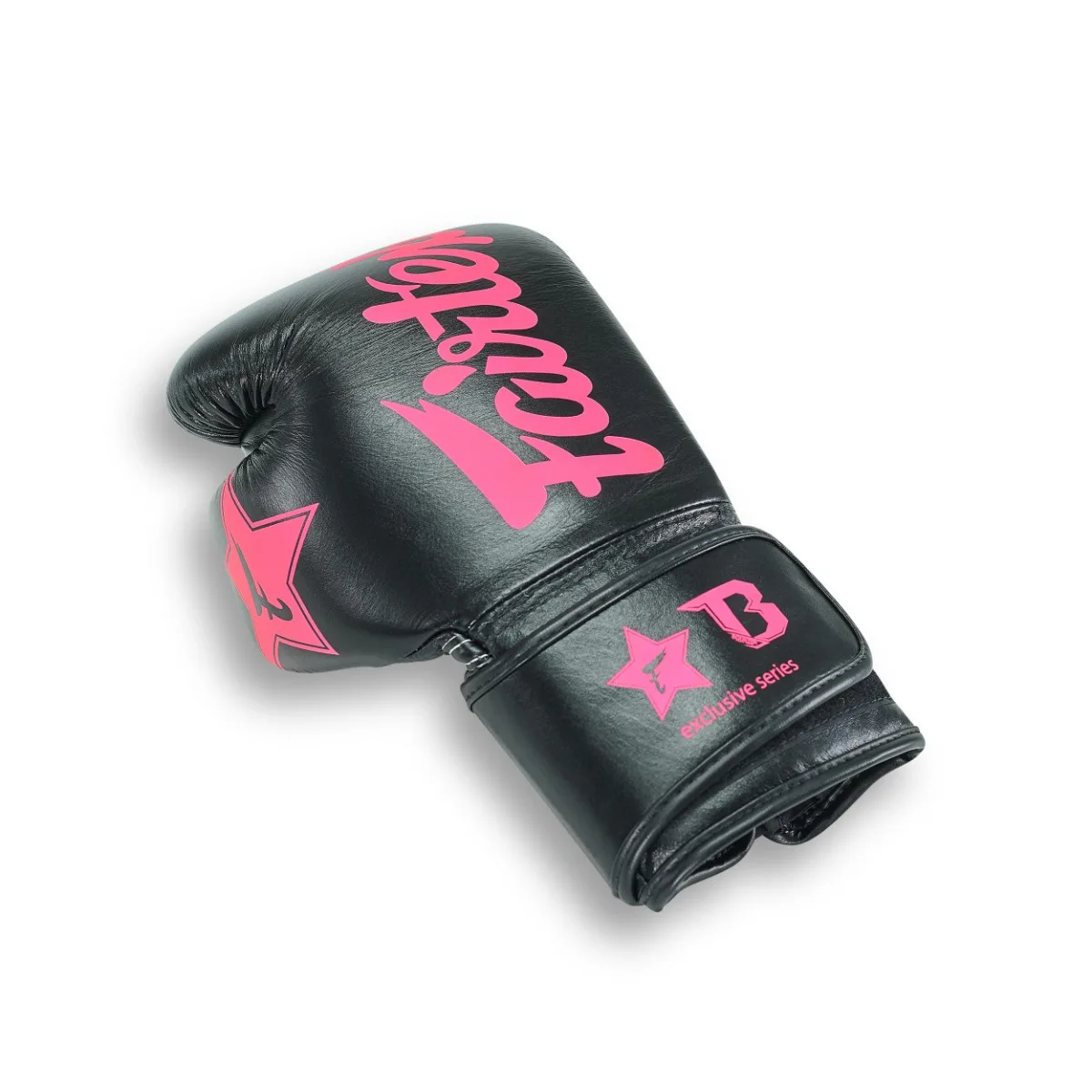 Близък план на логото на Fairtex и Booster върху черни боксови ръкавици FXB BG V2