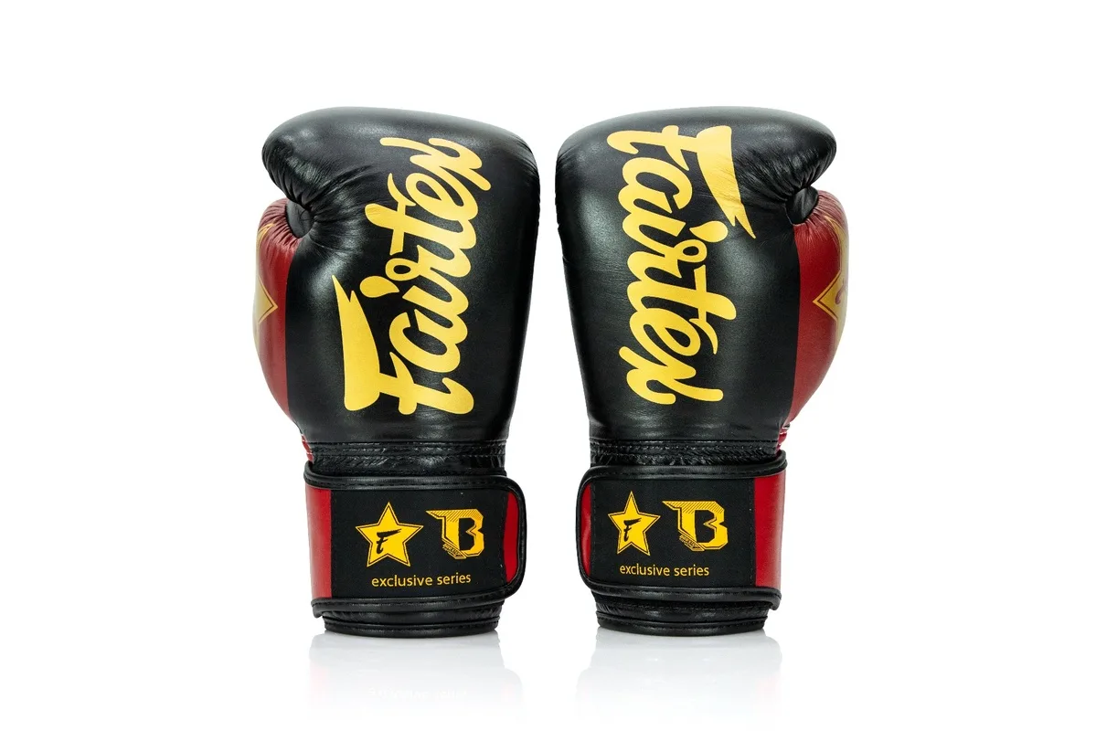 Боксови ръкавици Booster FXB BG V2 Black, изглед отпред с акцент върху дизайна
