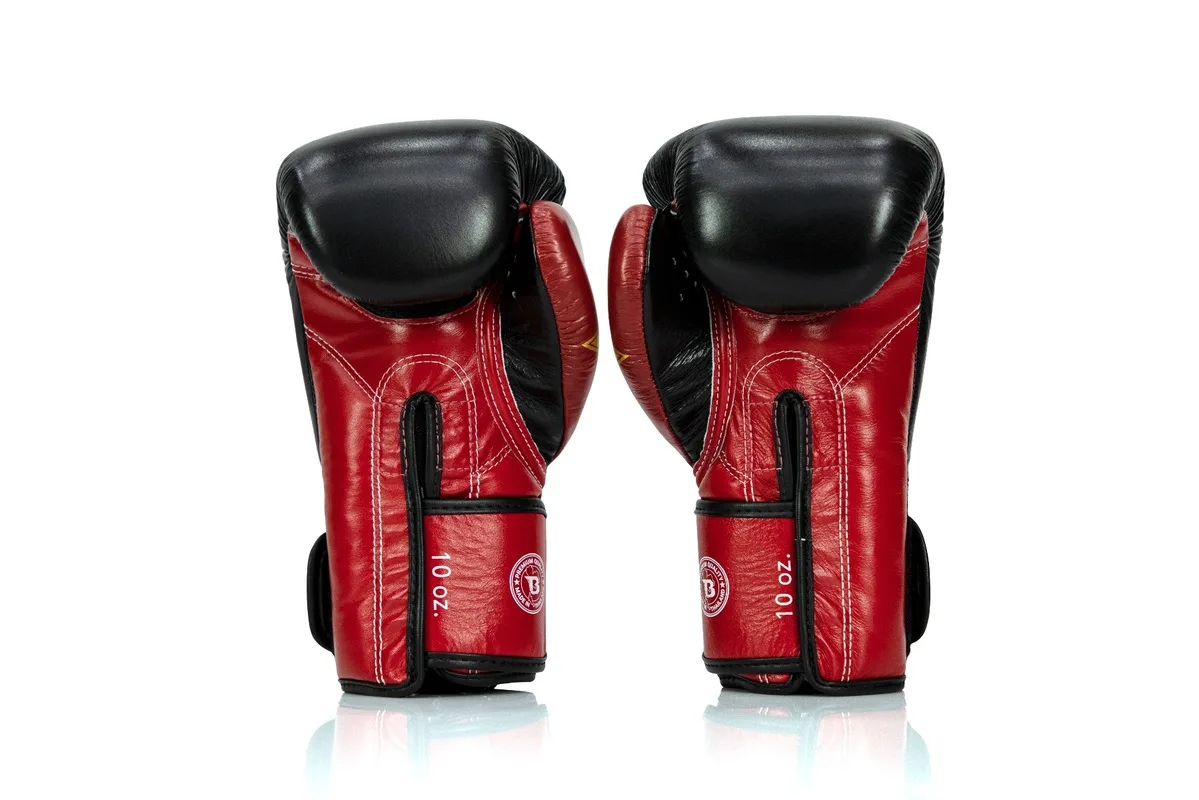 Детайлен изглед на логата Fairtex и Booster върху боксова ръкавица Booster FXB BG V2 Black