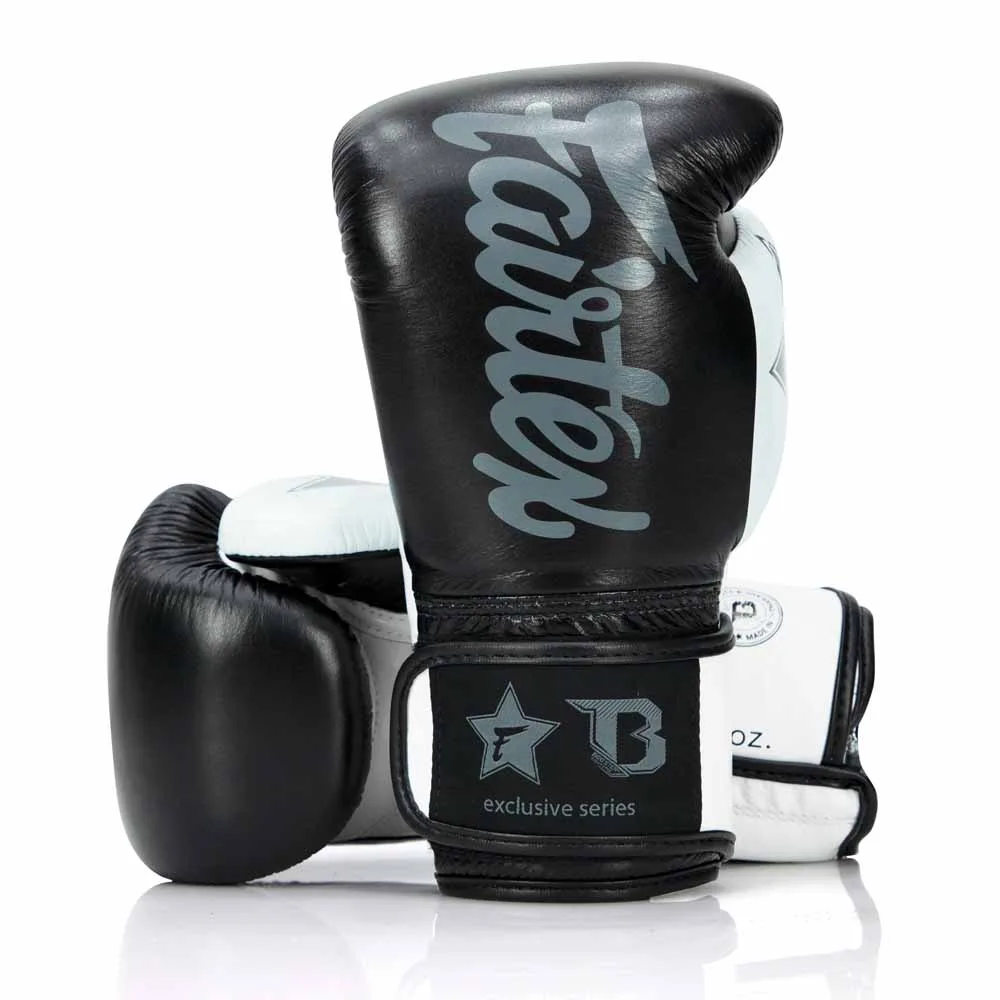Черни боксови ръкавици Booster FXB BG V2 с бели акценти, показващи логото на Booster и Fairtex