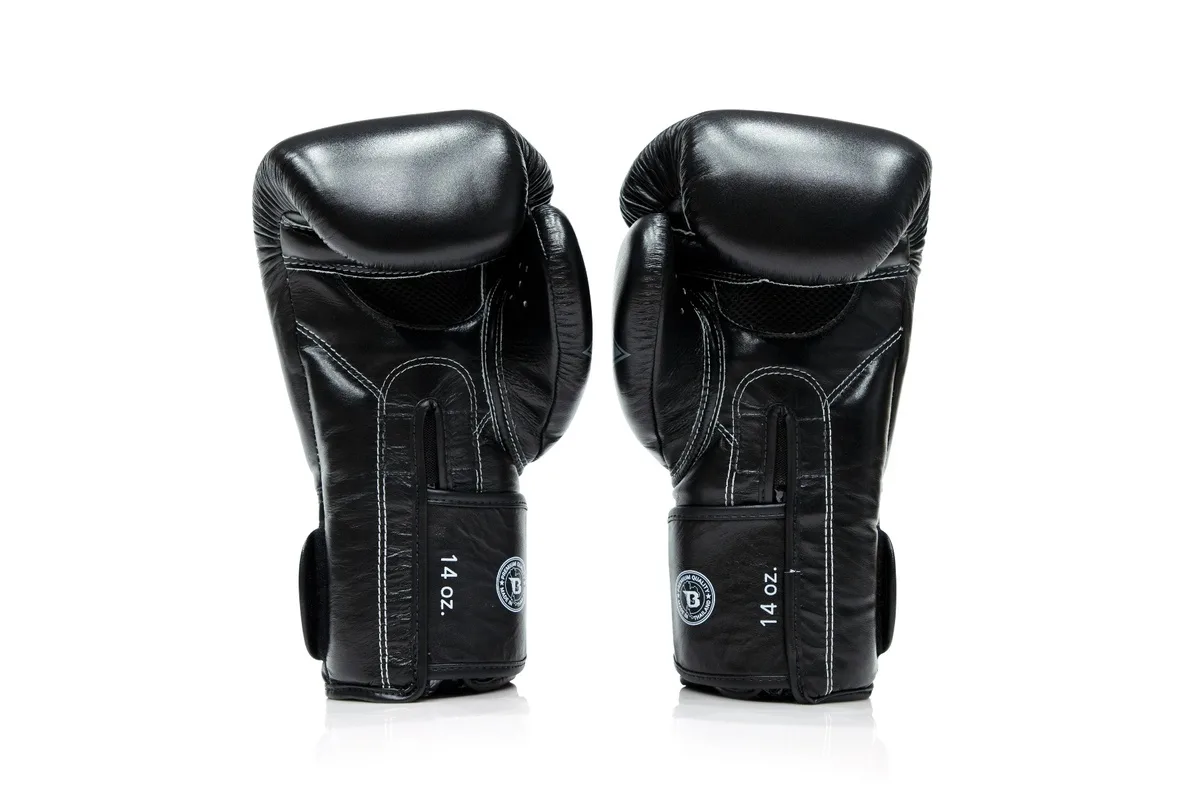 Боксови ръкавици Booster FXB BG V2 BLACK – детайл на логата и кожата
