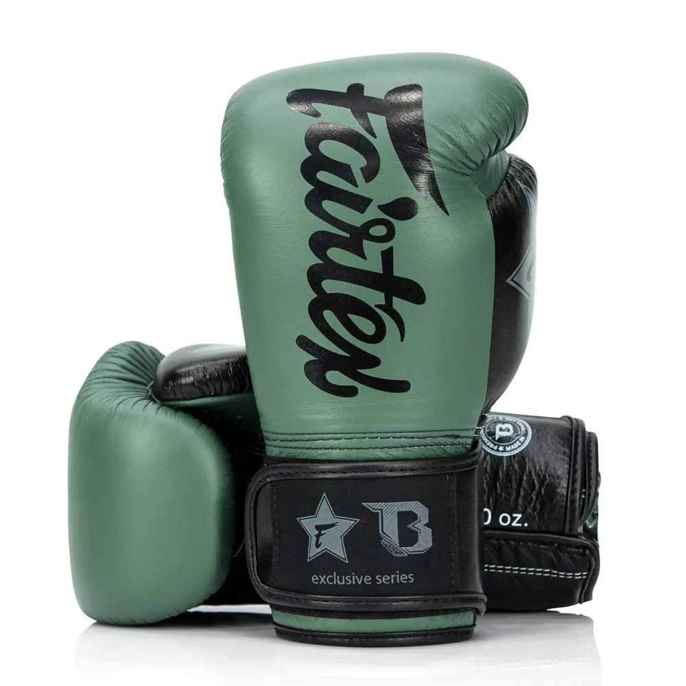 Боксови ръкавици Booster FXB BG V2 в зелен цвят, изглед отпред, с логата на Fairtex и Booster.