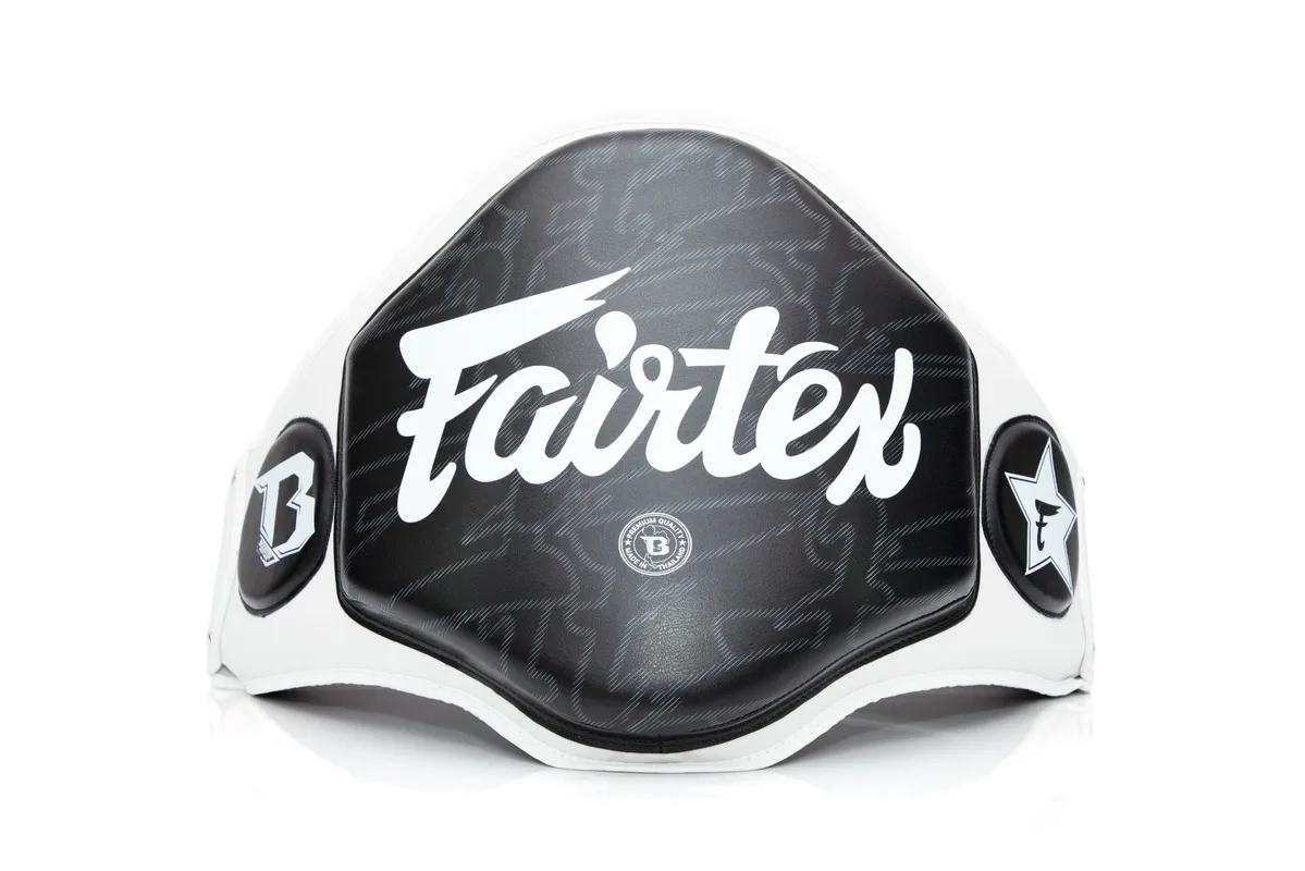 Бял протектор за корем Booster FXB BP WHITE, изглед отпред, с ясно видими лога на Fairtex и Booster и зони за прицел.
