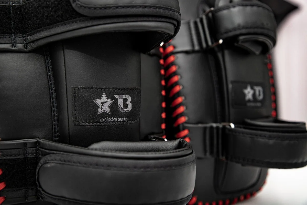Booster FXB KP BLACK кик падове, черен цвят, показани отзад с подплатените презрамки и дръжки за захват.