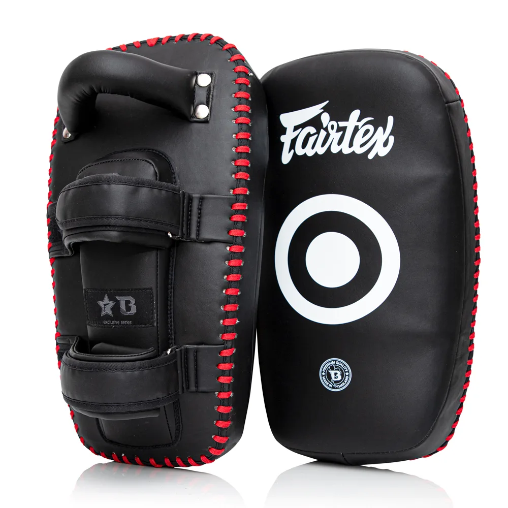 Booster FXB KP BLACK кик падове, черен цвят, с логото на Booster и Fairtex, показани отпред.