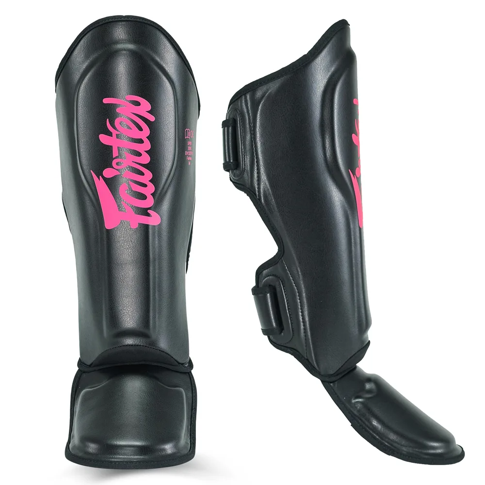 Близък план на логото Fairtex x Booster върху протекторите за крака Booster FXB SG BLACK/PINK