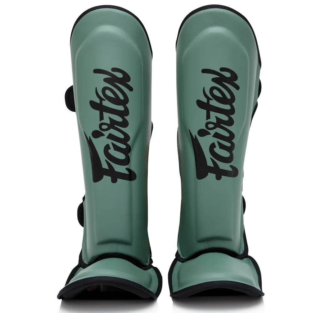 Протектори за крака Booster FXB SG GREEN, изглед отпред, с ясно видими лога на Booster и Fairtex