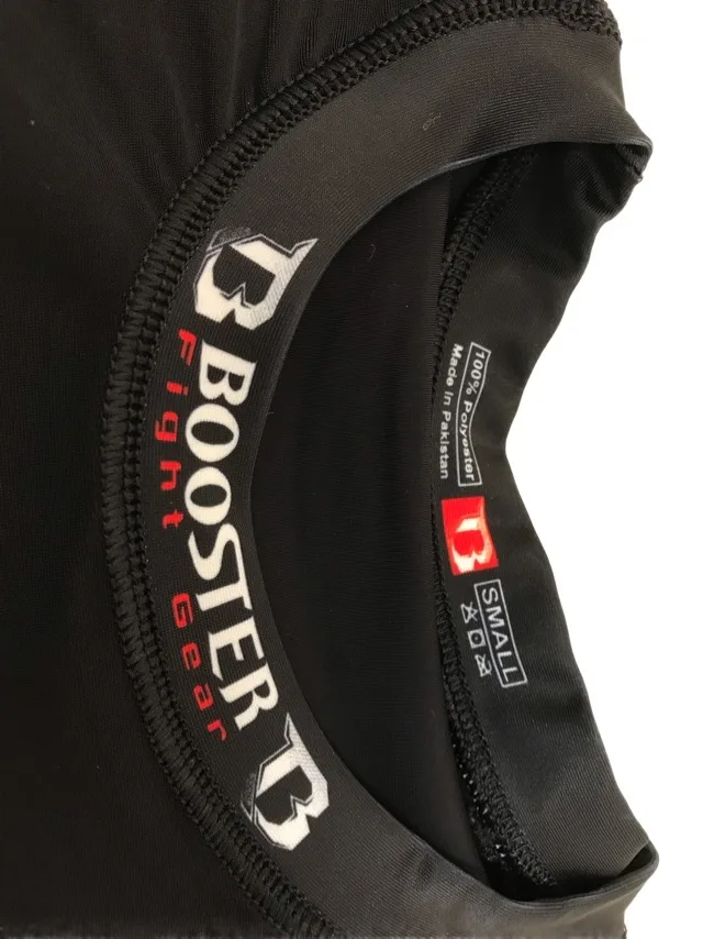 Близък план на горната част на черен рашгард Booster GS RASH 2, показващ малкото сублимирано лого на Booster на яката.