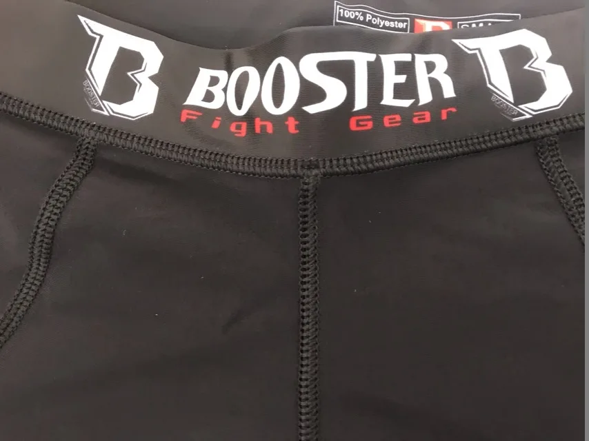 Детайлна снимка на компресионния клин Booster GS SPATS 2, показваща текстурата на материята и сублимираното лого на колана.