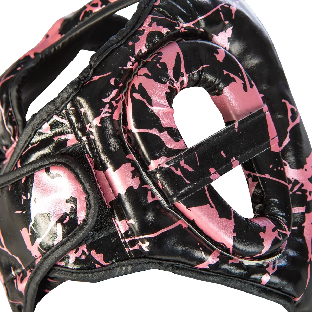 Детски протектор за глава Booster HGL B 2 YOUTH MARBLE PINK, поставен на манекен, показващ как приляга на детска глава.