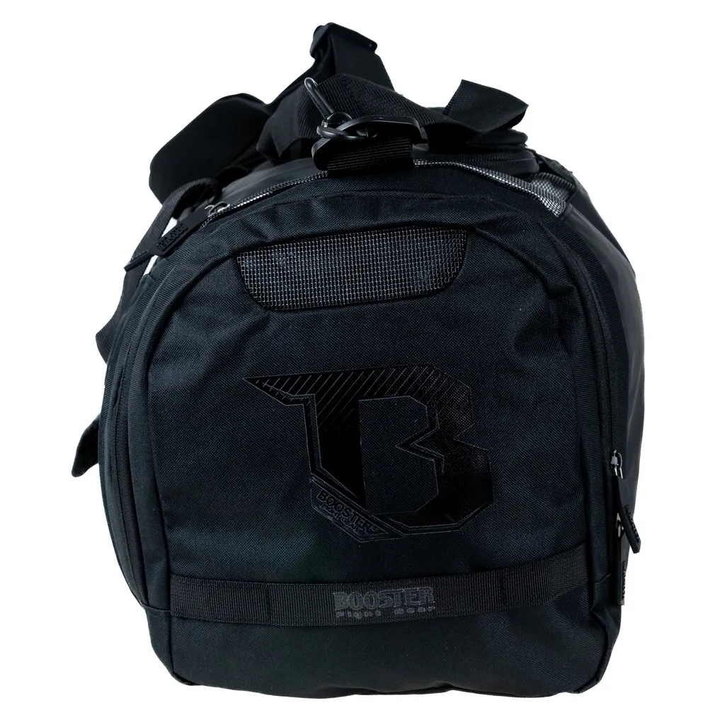 Отворен сак за зала Booster Performance Bag, разкриващ просторното основно отделение и вътрешната подплата с лого.