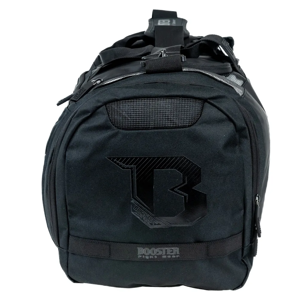 Booster Performance Bag Black, показан с късите дръжки и дългата презрамка, подчертаващи удобството при носене.
