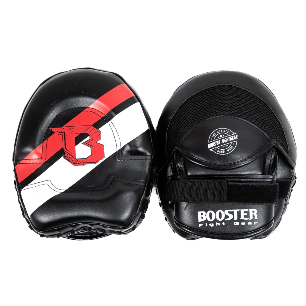 Лапи Booster PML BC 3 в черен цвят, показани отпред, с логото на Booster Fight Gear и извита форма.