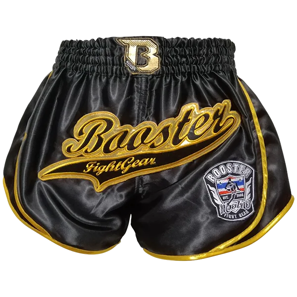 Детайлен изглед на логото на Booster Fight Gear върху шортите