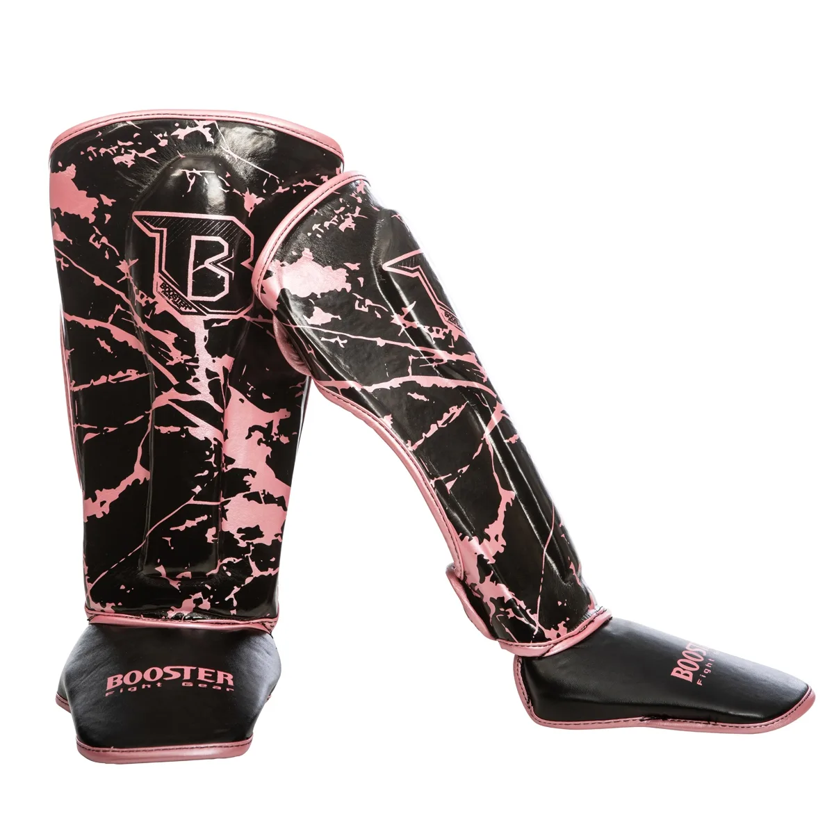 Детски протектори Booster SG YOUTH PINK MARBLE, показани отстрани, акцентиращи върху формата, закрепващите велкро ленти и еластичната лента за стъпалото.
