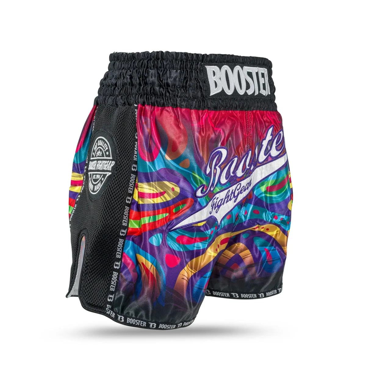 Близък план на материята и сублимирания дизайн на черните шорти Booster TBT Flow 1, акцентиращ върху детайлите и логото.