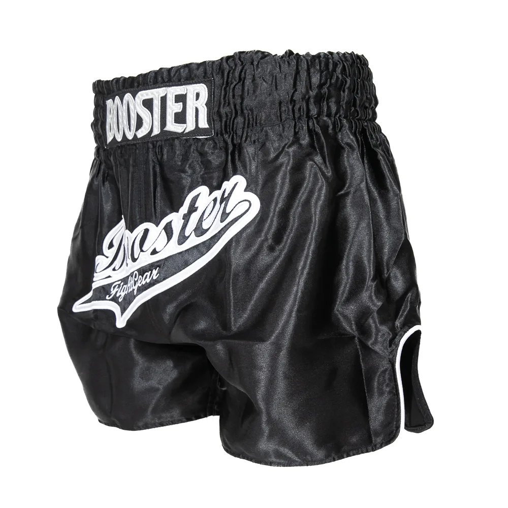 Детайлен изглед на черни муай тай шорти Booster TBT SLUGGER BLACK, акцентиращ върху избродираното лого и сатенената материя.