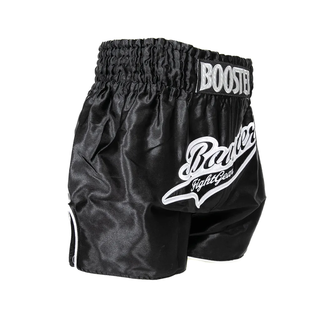 Страничен изглед на муай тай шорти Booster TBT SLUGGER BLACK, демонстриращ цепката за свобода на движение.