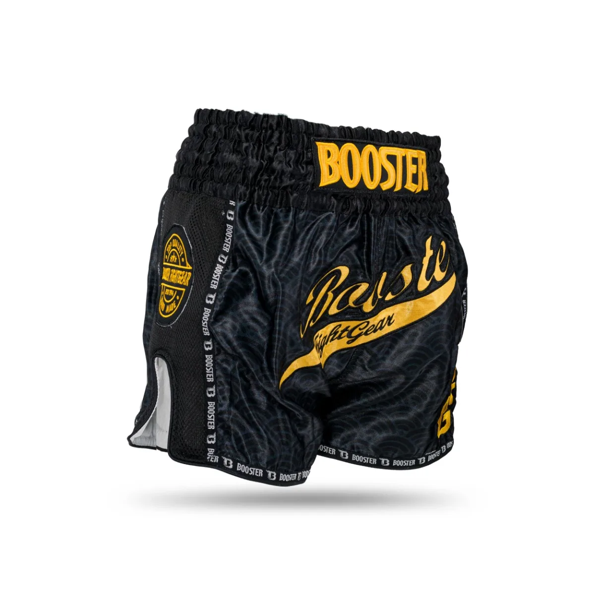 Детайлна снимка на предната част на шортите Booster TBT SLUGGER WAVE BK/GD, акцентираща върху бродираното лого и черния цвят със златни елементи.