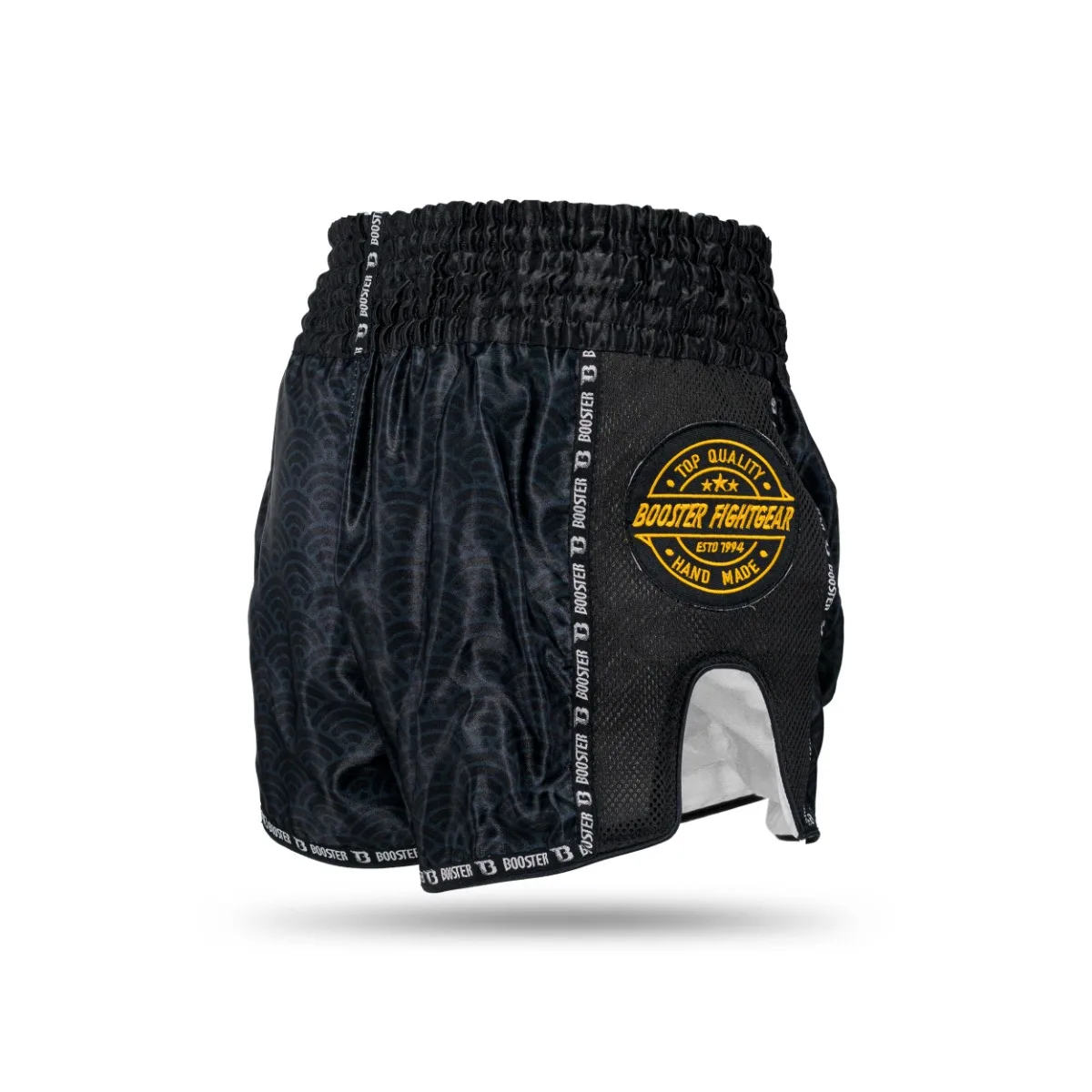 Групова снимка на шортите Booster TBT SLUGGER WAVE BK/GD в различни размери, подредени една до друга.