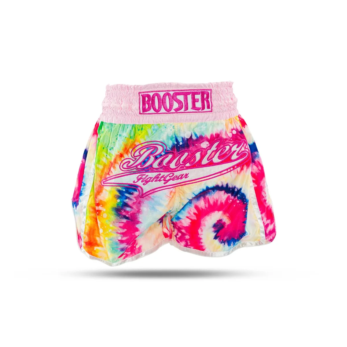 Детайлен изглед на логото на Booster Fight Gear, избродирано на розовите шорти за муай тай