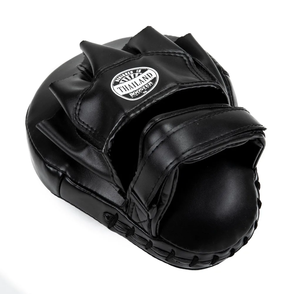 Детайлна снимка на логото 'B' на Booster Fight Gear върху черните лапи XTREM F2.