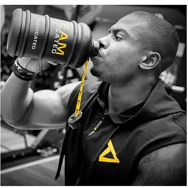 Matt Black Water Jug Dedicated 2200ml от Dedicated Nutrition, използван по време на тренировка