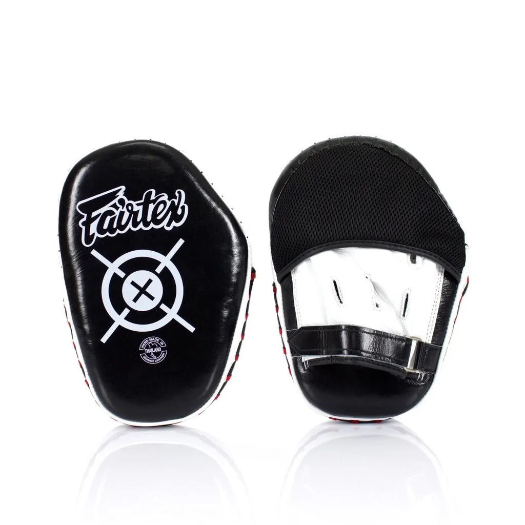 Fairtex Aero Focus Mitts FMV11 в черно и бяло, показани отпред, с ясно видима мрежа за вентилация и логото на Fairtex.