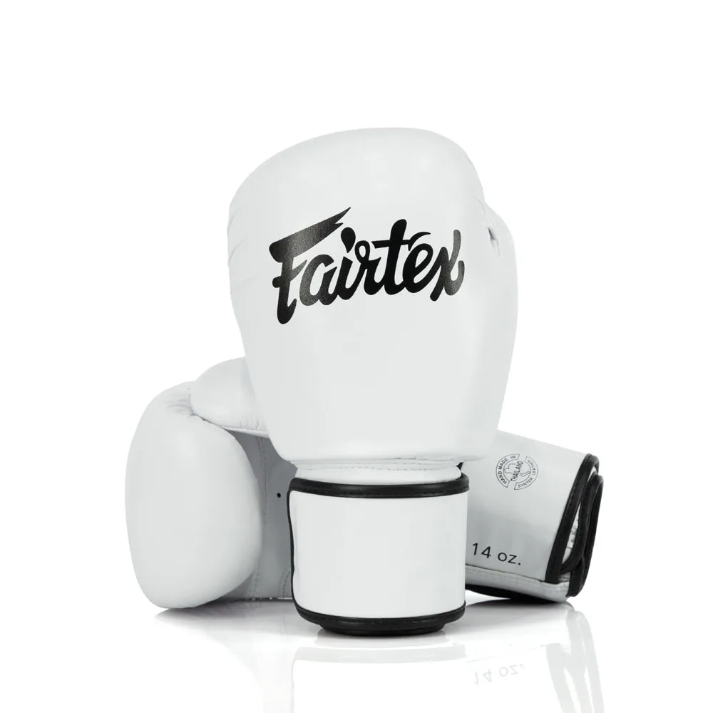 Бели боксови ръкавици Fairtex BGV27 за аматьорски състезания, изглед отпред