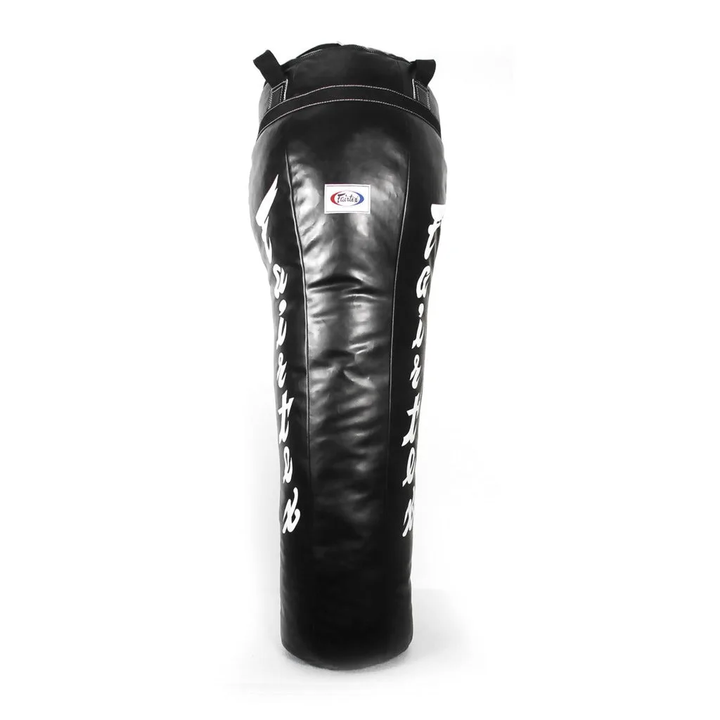 Ъглов боксов чувал Fairtex HB12 в черно, закачен в тренировъчна зала