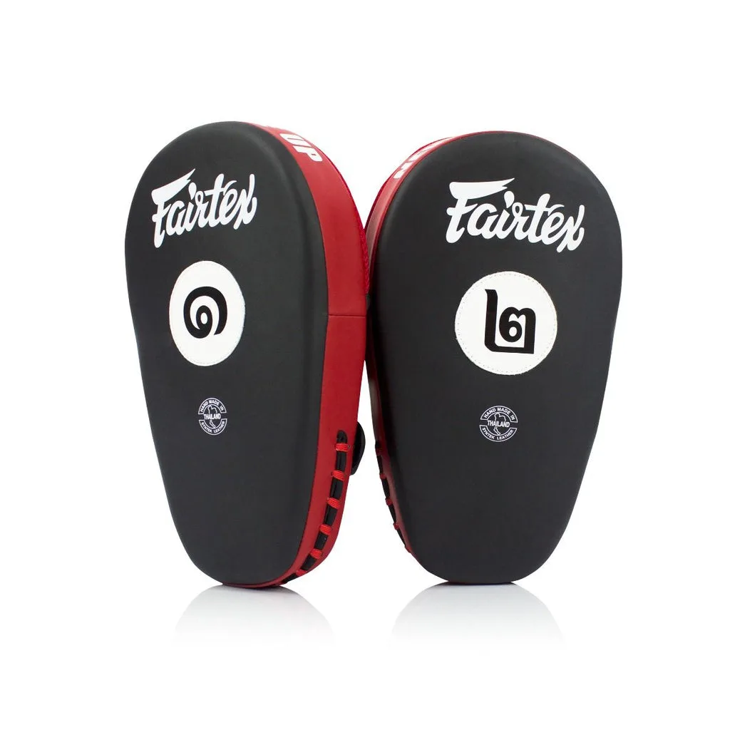 Fairtex Angular Focus Mitts FMV12 в черно и червено, показани отпред, с тайландски номера върху ударната зона.