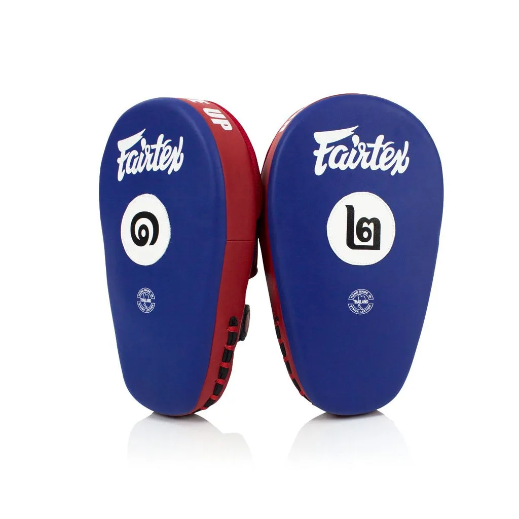 Fairtex Angular Focus Mitts FMV12 в синьо и червено, показващи предната страна с целевата зона и тайландските цифри.