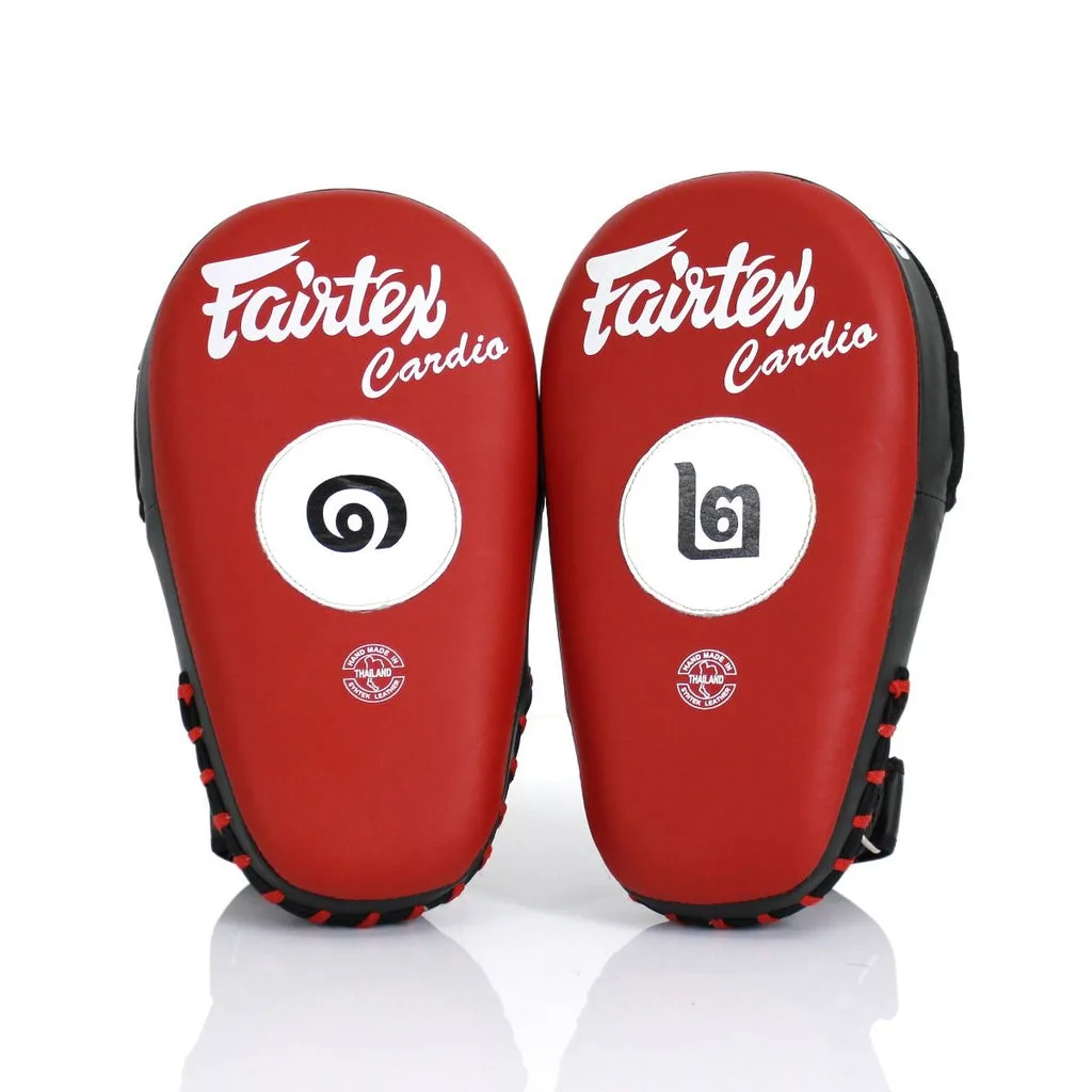 Fairtex Angular Focus Mitts FMV12 в червено и черно, изглед отпред, показващ целевата зона и дизайна