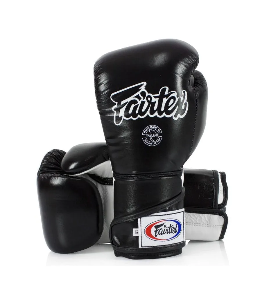Fairtex Angular Sparring Gloves BGV6 - Locked Thumb в черен цвят, показани отпред, с акцент върху дизайна на палеца и китката.