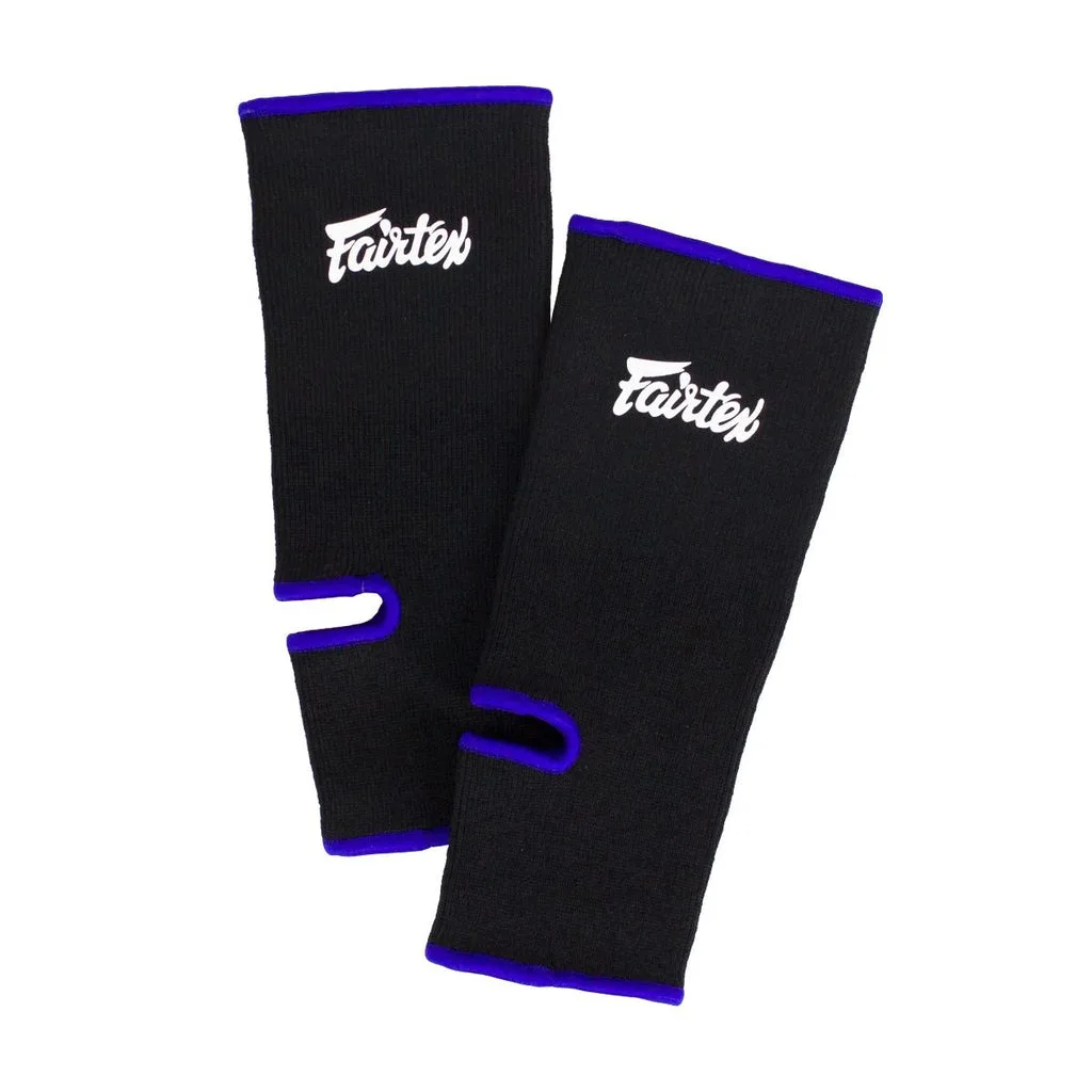 Fairtex Ankle Support AS1 в черно и синьо, показана отпред, с логото на Fairtex ясно видимо.