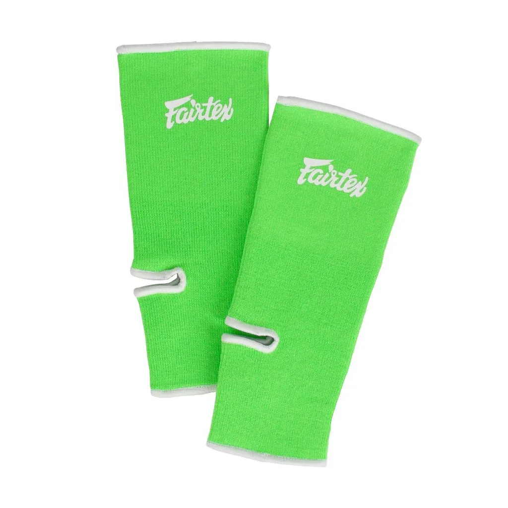 Зелено-бяла глезенка Fairtex AS1, поставена на бял фон, показваща детайли на дизайна и логото на Fairtex.