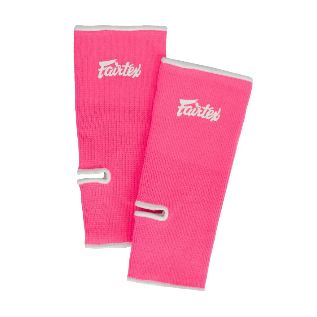 Розово-бяла глезенна опора Fairtex AS1, поставена върху бял фон, показваща еластична материя и логото на Fairtex.